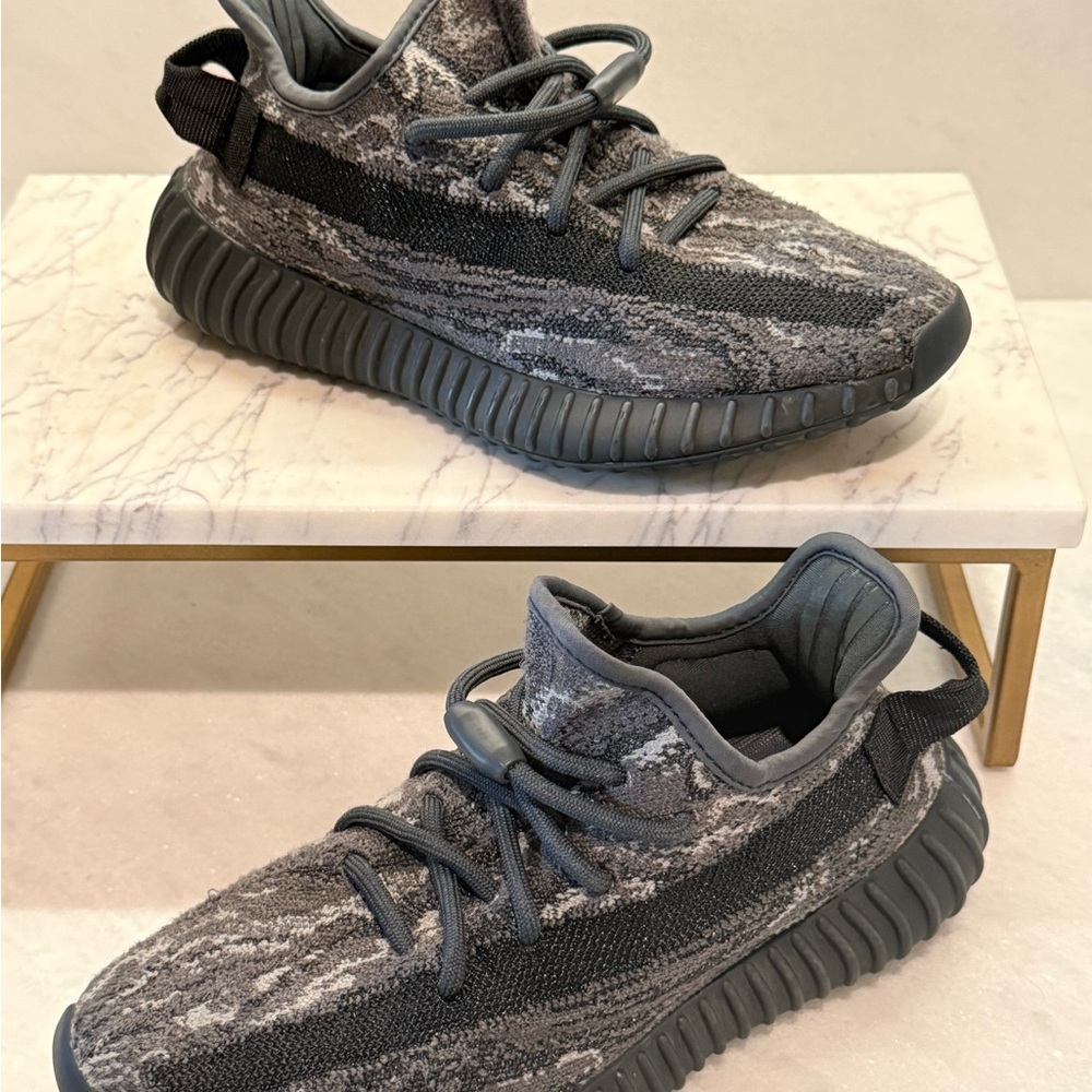 Yeezy Boost 350 V2 Youth 4.5Y Grey Charcoal – Women’s 6 Equivalent
